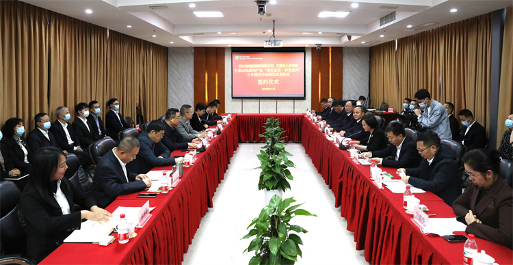 集團(tuán)公司與萬(wàn)源市人民政府正式簽訂《萬(wàn)源舊院黑雞產(chǎn)業(yè)“綠色發(fā)展、種業(yè)振興”三年提升行動(dòng)項(xiàng)目投資協(xié)議》